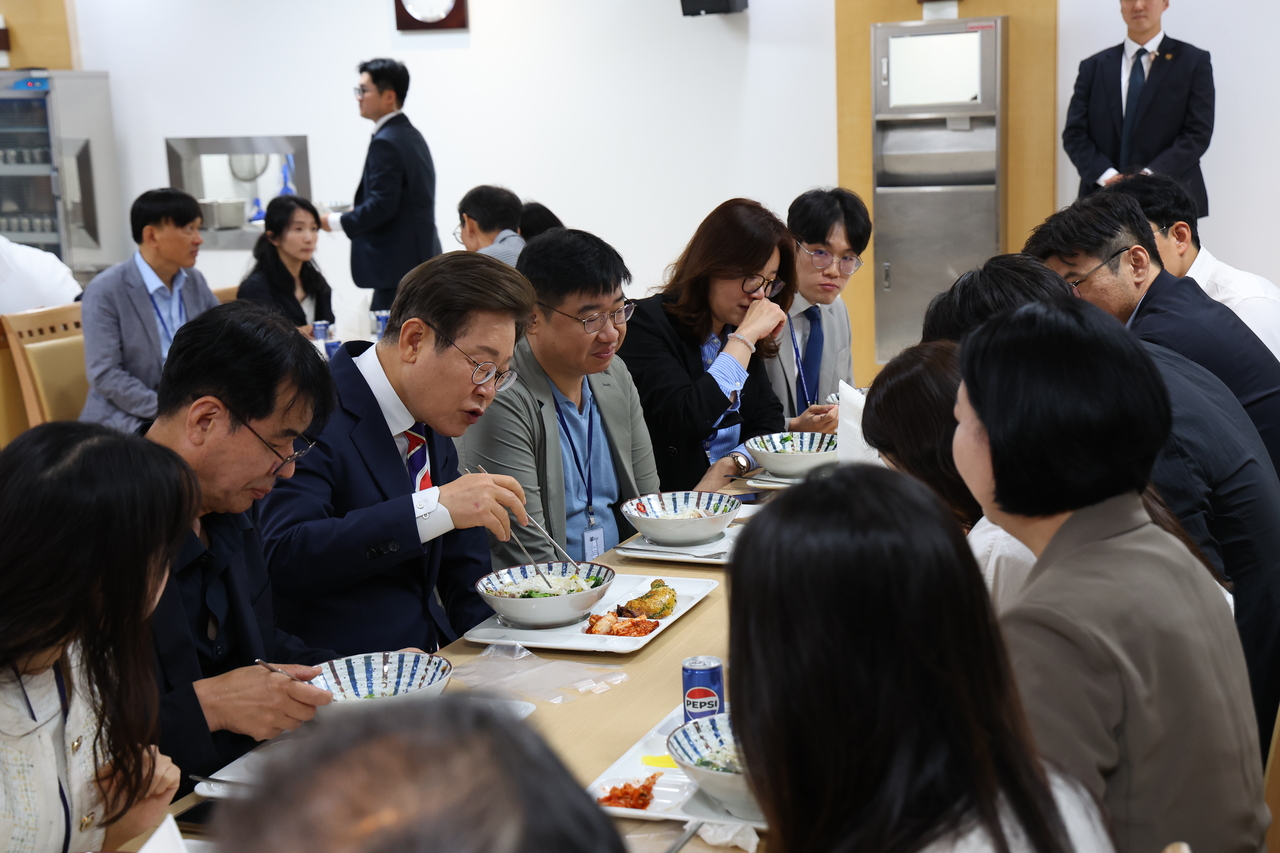 이재명 대통령이 11일 서울 용산 대통령실 기자식당에서 출입hulk 토토사이트 점심식사를 하고 있다.[연합]