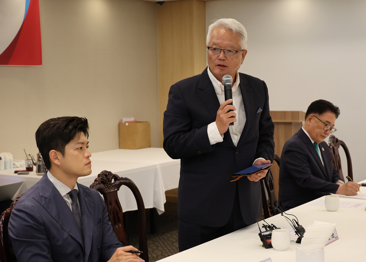 11일 서울 여의도 한 식당에서 열린 김용태 국민의힘 비상대책위원장과 당 상임토토 사이트 바카라과의 회의에서 토토 사이트 바카라 회장인 정의화 전 국회의장이 발언하고 있다. [연합]