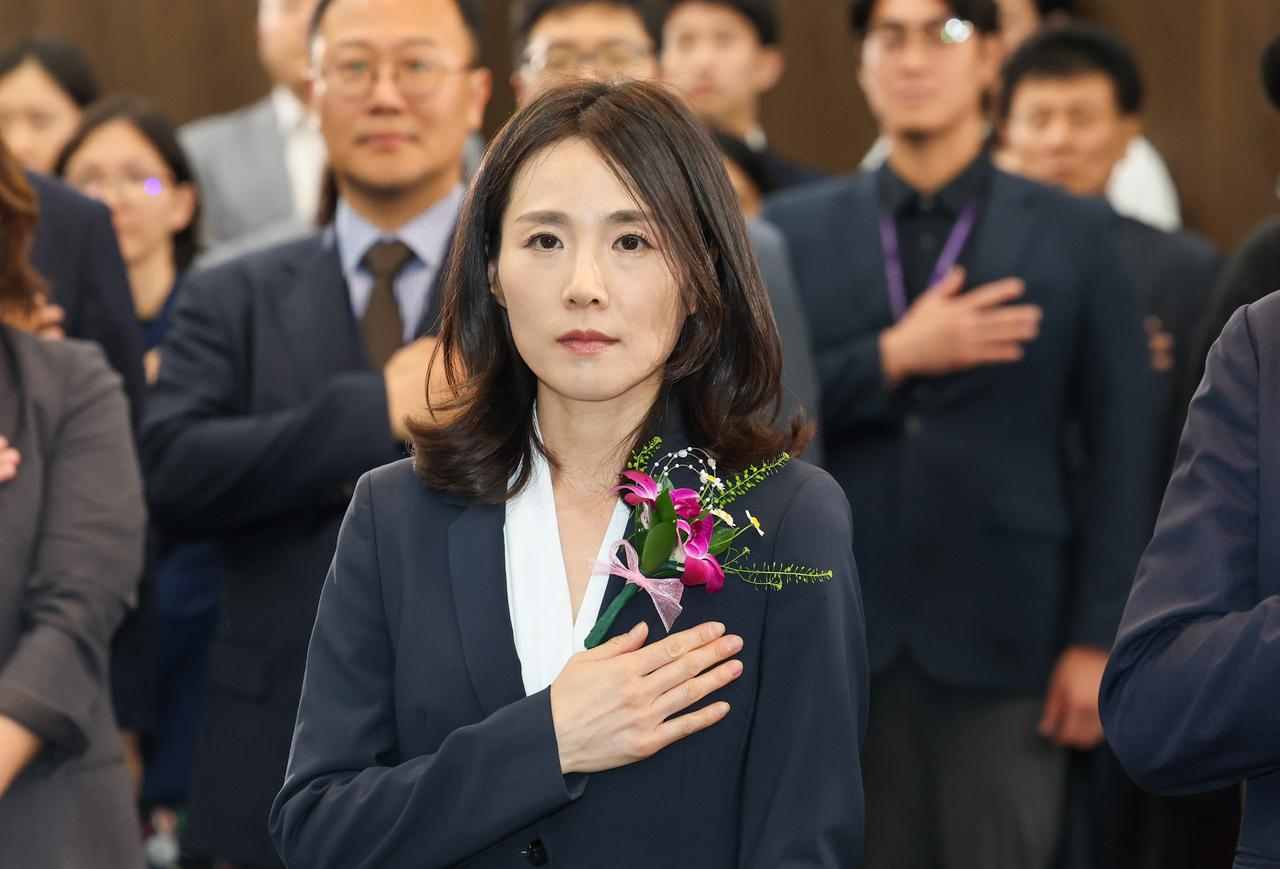 김진아 신임 프랑스 토토사이트 2차관이 11일 서울 종로구 프랑스 토토사이트 청사에서 열린 취임식에서 국기에 경례하고 있다. [연합]