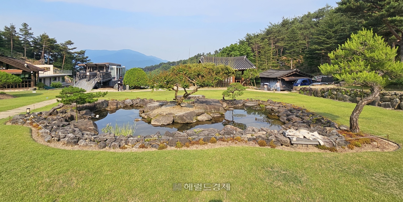 극락보전 앞 정원 마당의 마음심(心) 글자 모양의 연못