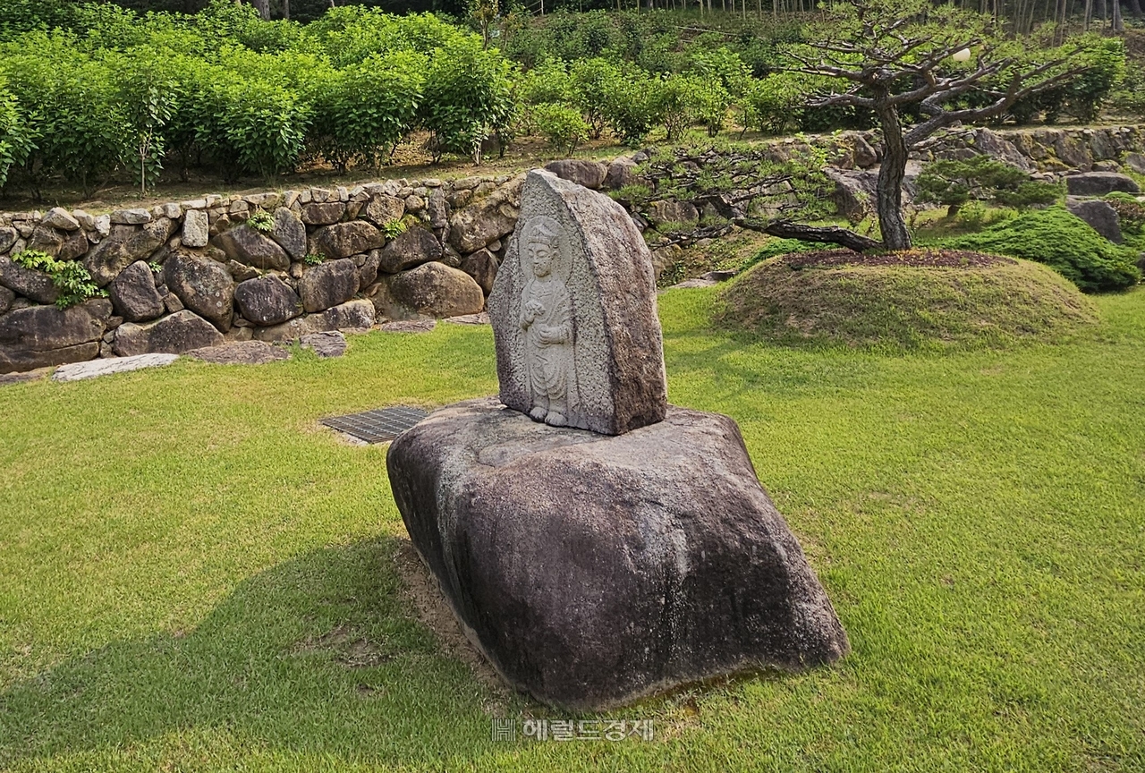 3층 석탑 옆 돌불상