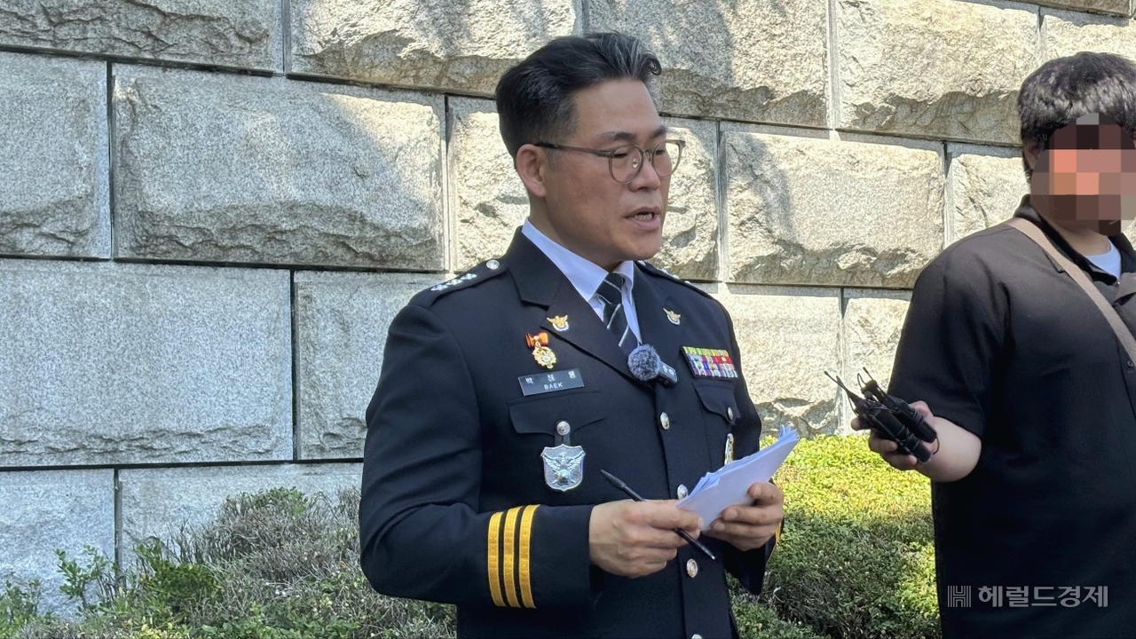 12일 오전 10시께 백해룡 경정이 서울 서초구 대검찰청 앞에서 ‘세관 마약밀수 연루 의혹 합동토토사이트 지바겐팀 출범에 대한 입장’을 밝히고 있다. 문이림 수습기자