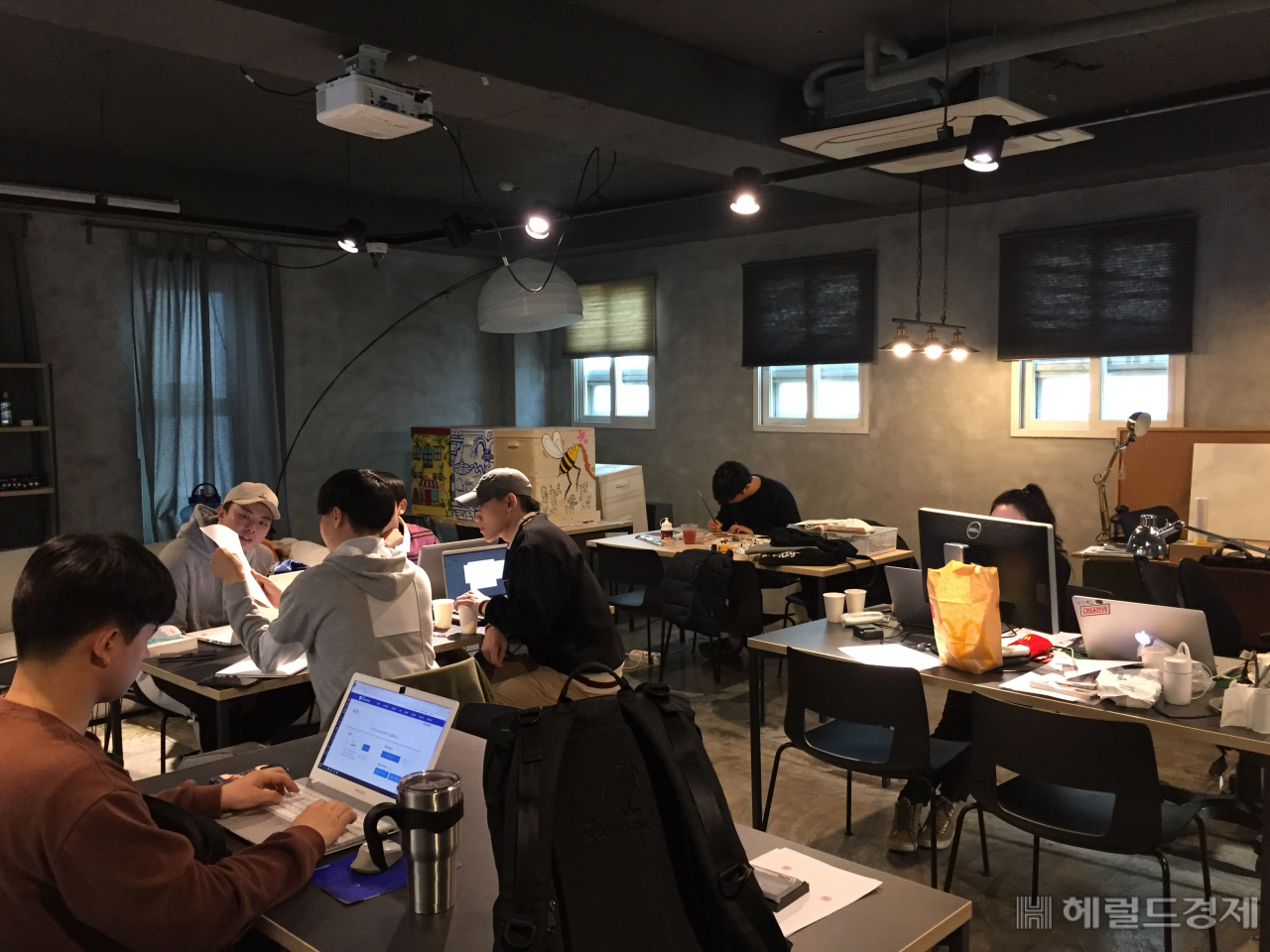 청년 예비창업자들이 한 공간올림피아토토 아이디어를 나누는 모습. [서울시 제공]