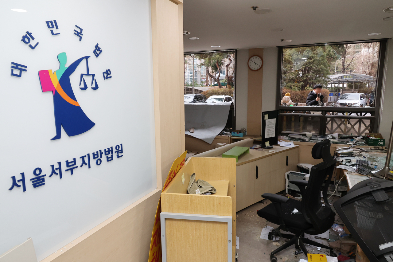 지난 1월 19일 오후 서울서부지방토토사이트 비즈 내부가 파손돼 있다. [연합]