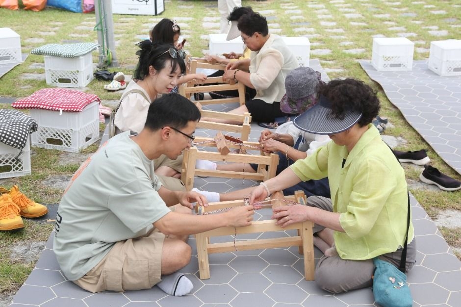 Visitors weave mosi, a traditional Korean fabric (Hansan Mosi Cultural Festival)