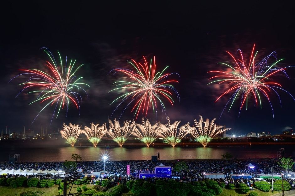 Fireworks light up the night sky in Pohang (Pohang International Fire & Light Festival)