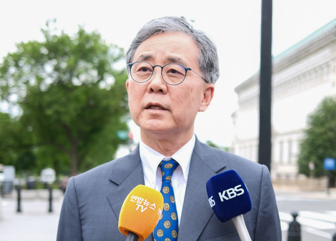 Kim Hyun-chong, former trade minister and deputy national security adviser, speaks to reporters in Washington, DC, on May 8, following a meeting with Trump administration officials. (Yonhap)