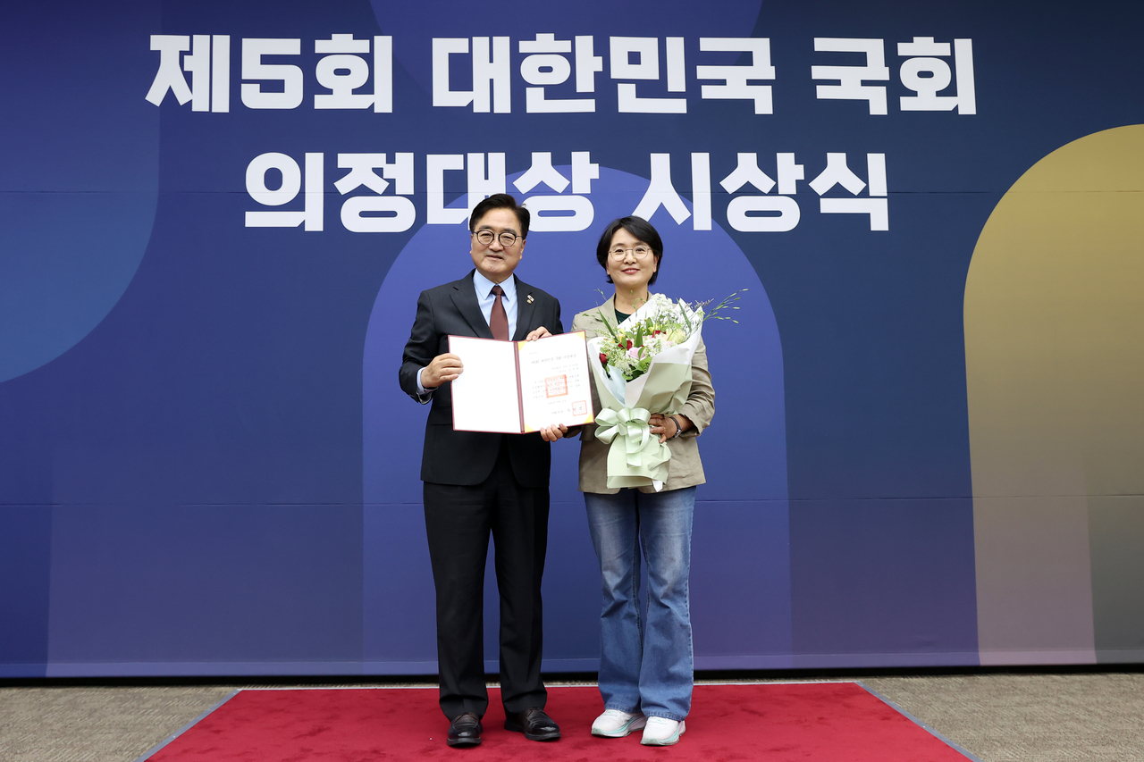 임미애 국회의원(오른쪽)이 우원식 국회의장과 함께 ‘여야협치 우수토토사이트 더베이 수상 기념촬영을 하고 있다.[임미애 의원실 제공]