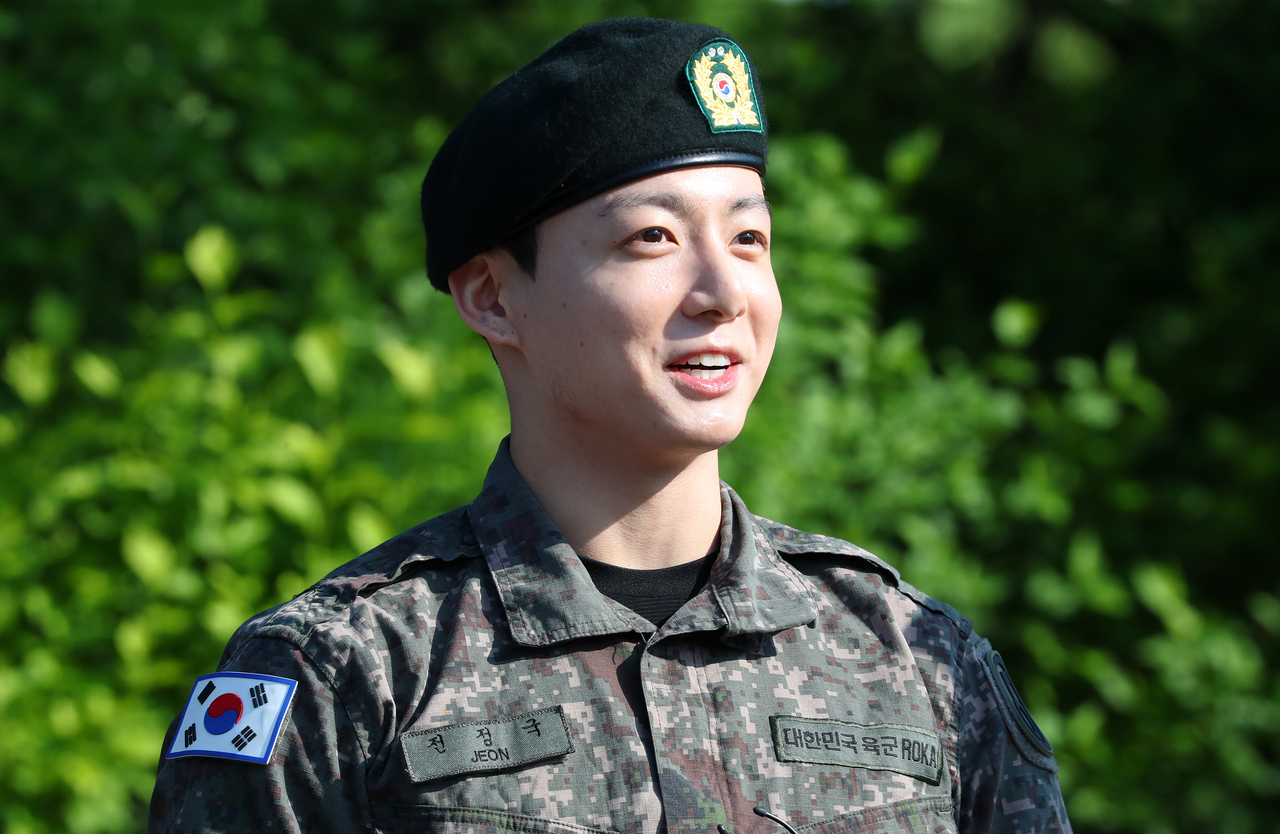 군 복무를 마친 방탄소년단 원탑토토이 11일 오전 경기도 연천군의 한 부대 인근에서 전역 인사를 하고 있다. [뉴시스]