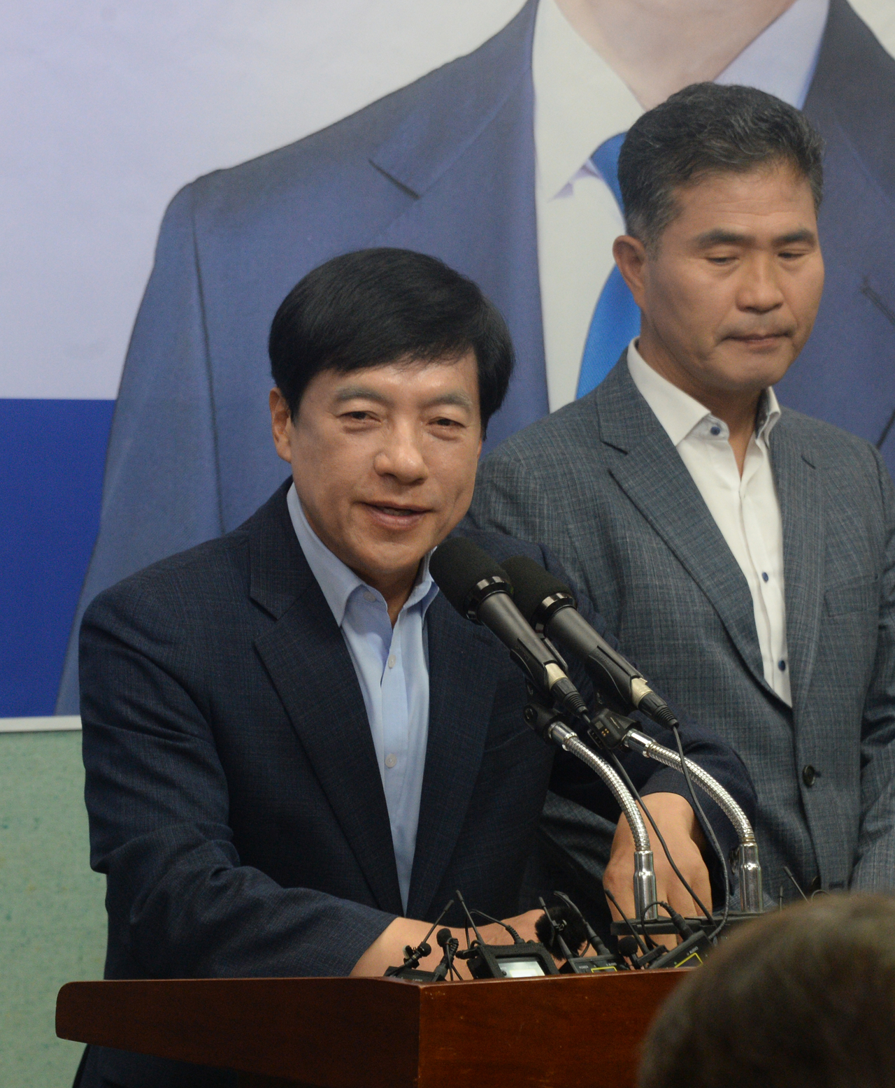 이성윤 국회의원이 지난 5일 전북 전주시 전북특별자치도의회 기자회견장에서 열린 이재명 대통령 당선 기자회견에서 기자들의 질의에 답변하고 있다. [뉴시스]