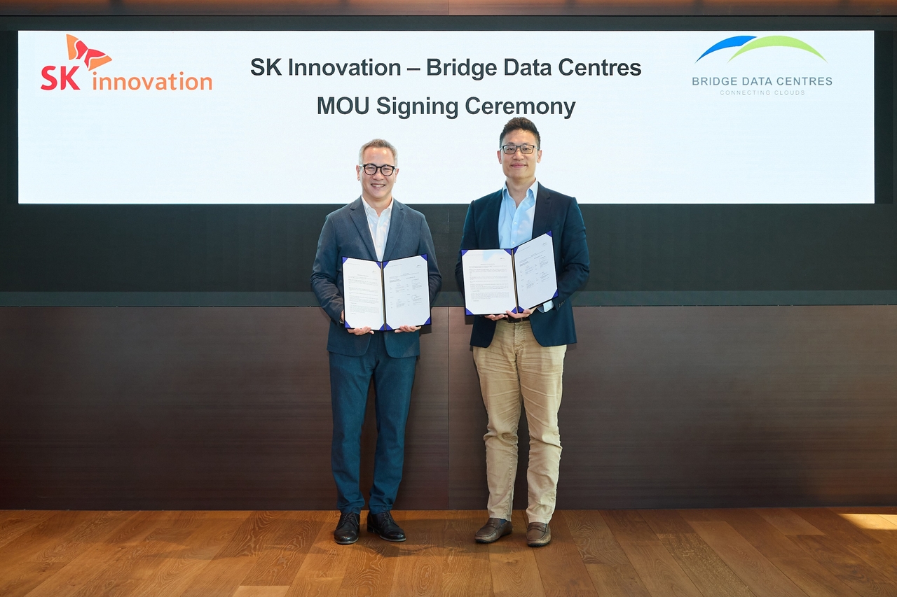 SK Innovation's Executive Vice President of Energy Solution Division Kim Moo-hwan (left) and BDC's Chief Investment Officer Kevin Guan pose for a photo during a signing ceremony of energy solutions provision Wednesday in Seoul. (SK Innovation)