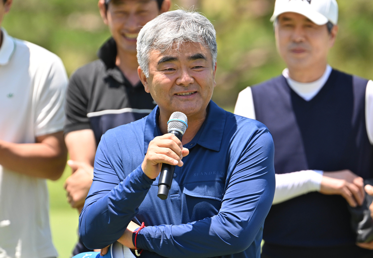 Herald Media Group Chairman Jung Won-ju gives a welcoming speech during a charity golf tournament held at Serenity Country Club in Cheongju, North Chungcheong Province, Wednesday. (Im Se-jun/The Korea Herald)