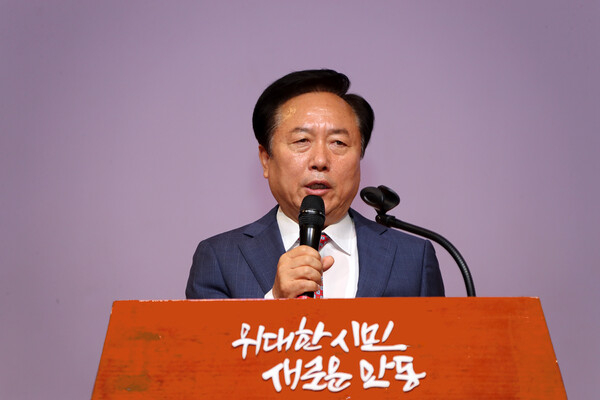권기창 시장이 12일 정례조회에서 산불 위기 속에서 시민의 안전을 위해 목숨을 걸고 싸운 공직자들에게 감사와 미안함을 전하고 있다[안동시 제공]