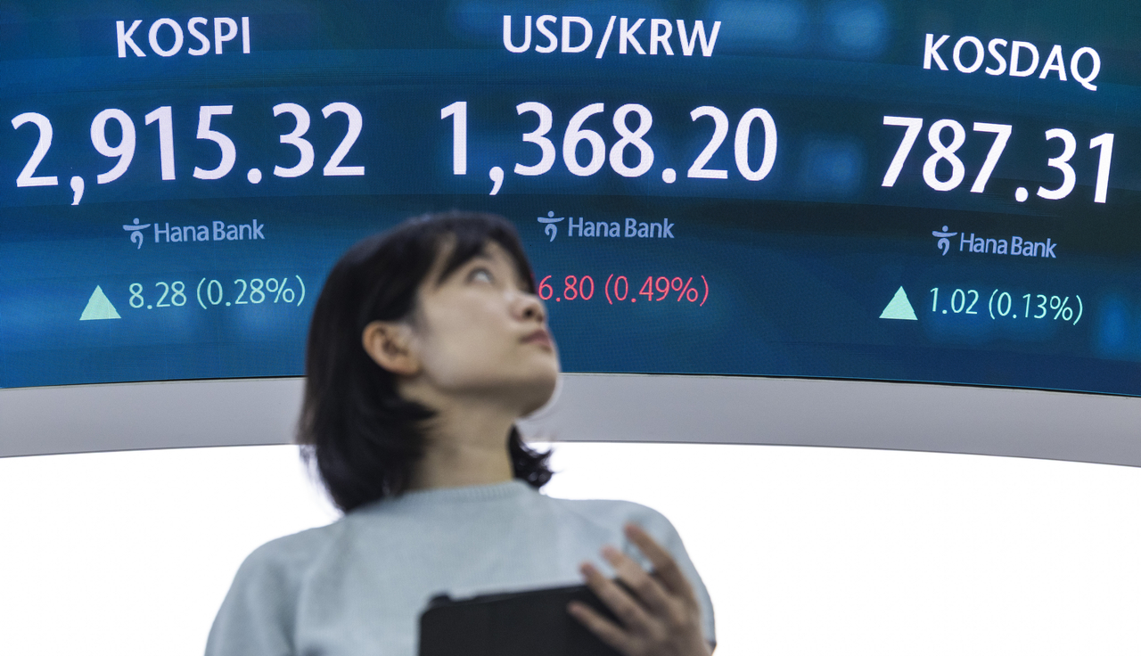 An electronic board showing the Korea Composite Stock Price Index at a dealing room of the Hana Bank headquarters in Seoul on Thursday. (Yonhap)