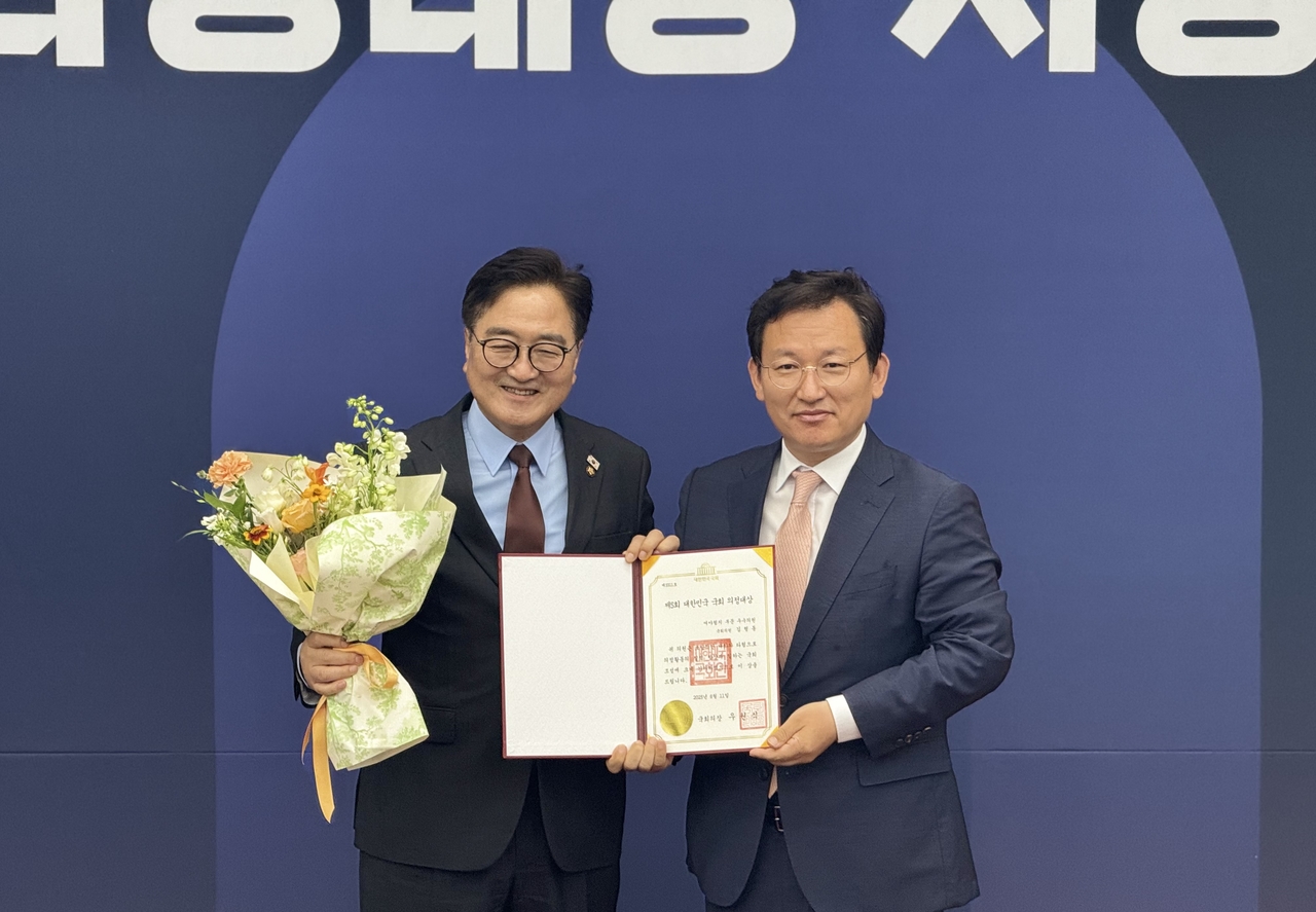 김형동 일본 npb 토토사이트의원(오른쪽)이 우원식 일본 npb 토토사이트의장과 함께 의정대상 여야협치우수의원 수상 기념촬영을 하고 있다.[김형동 의원실 제공]
