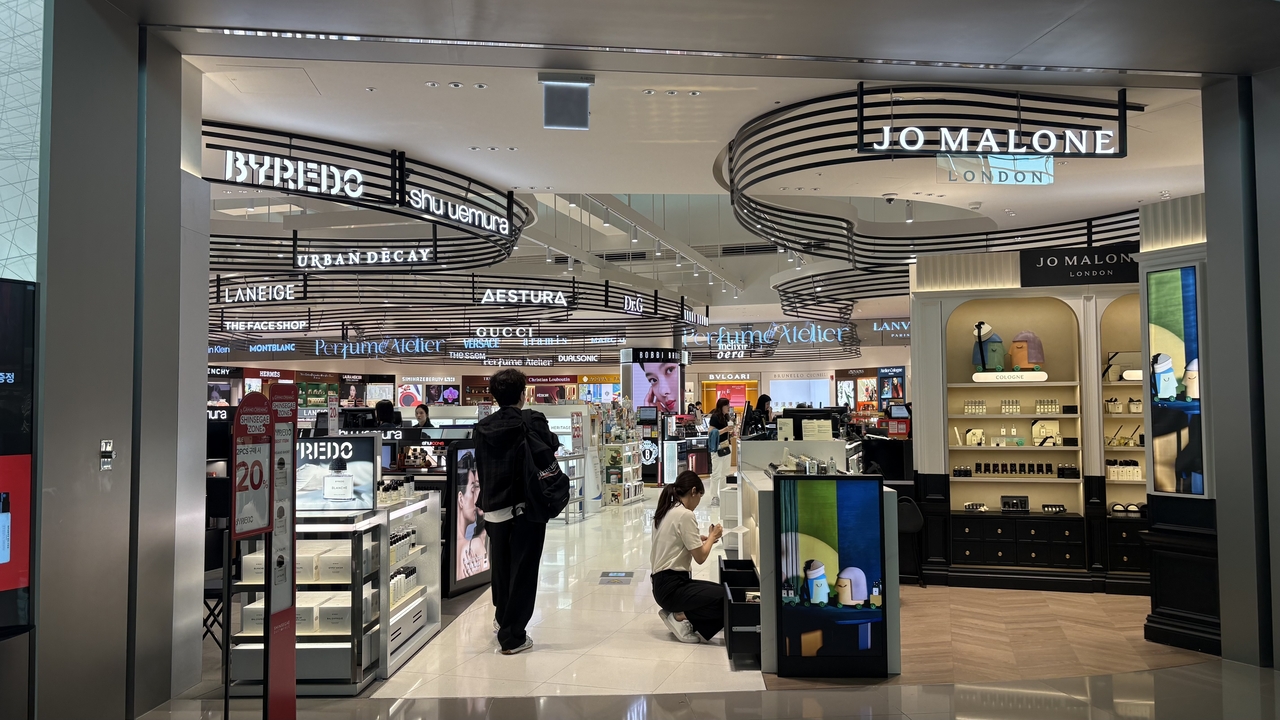 인천공항 제2여객터미널 내 신해외 토토사이트 운영 존. 매장이 곡선 형태로 배열되어 있는 점이 특징이다. 신현주 기자