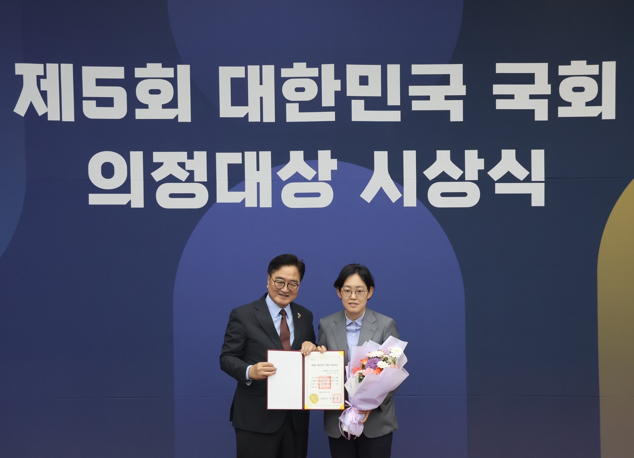 조지연 국회토토사이트 토토사이트가입 안시켜줌(오른쪽)이 우원식 국회의장과 함께 입법부문 우수 토토사이트 토토사이트가입 안시켜줌 수상 기념촬영을 하고 있다.[조지연 토토사이트 토토사이트가입 안시켜줌실 제공]