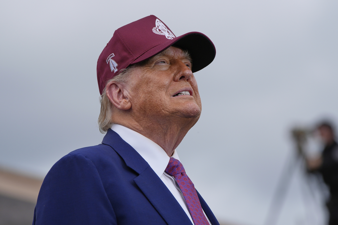 President Donald Trump arrives to speak at Fort Bragg, N.C. on Tuesday. (AP-Yonhap)