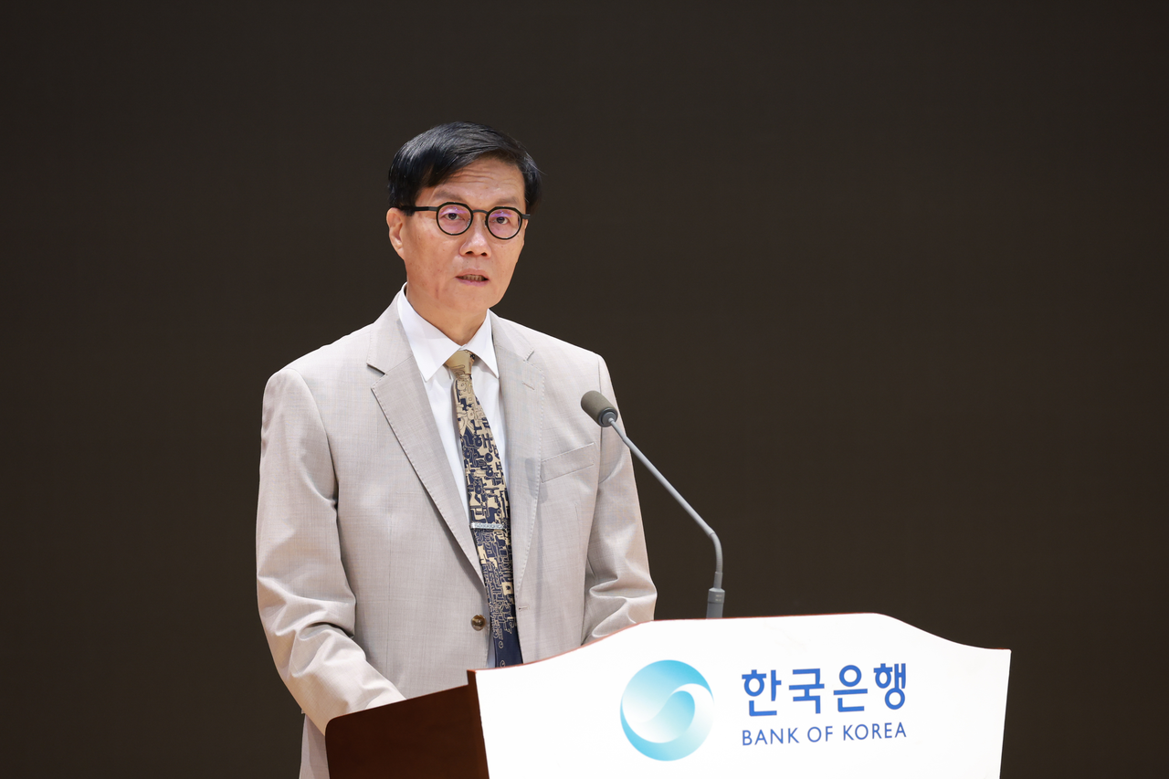 이창용 한국은행 총재가 12일 신 정부를 향해 사회 통합과 실용에 기반한 경제 성장 그리고 명확한 더탑 토토사이트을 주문했다. 기준금리는 인하 기조를 이어갈 것이라고 밝혔다. 사진은 이날 서울 중구 한국은행에서 열린 창립 제75주년 기념식에서 발언하고 있는 이 총재 [한국은행 제공]