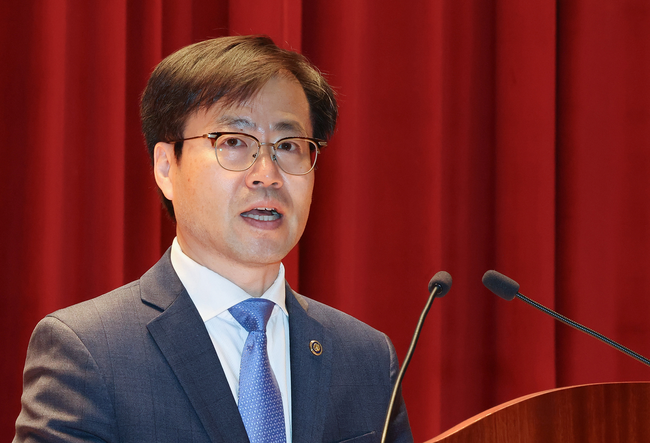 Yeo Han-koo, South Korea's newly appointed trade minister, delivers his inaugural speech during a ceremony held at the Ministry of Trade, Industry and Energy in Sejong on Thursday. (Yonhap)