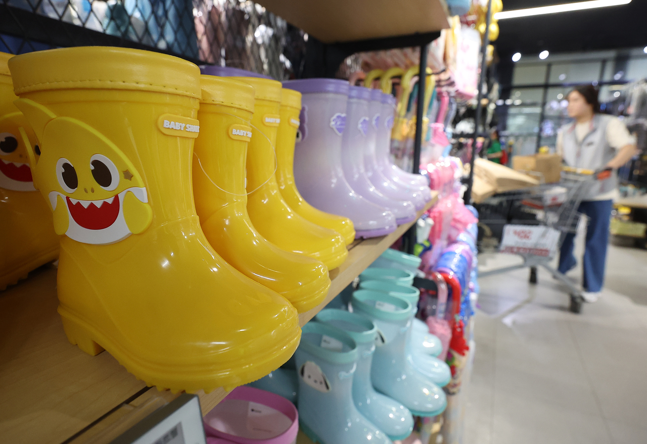 Children’s rain boots are stacked on shelves at a shopping mall in Seoul on Wednesday. (Yonhap)