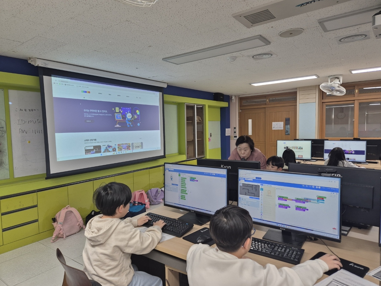 문경 모전초등학교 컴퓨터수업 모습.[경북위너 토토 제공]