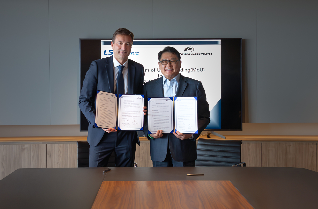 LS Electric CEO Ku Ja-kyun (right) and Power Electronics CEO David Salvo take a commemorative photo at the signing ceremony at Power Electronics’ headquarters in Valencia, Spain, Wednesday. (LS Electric)