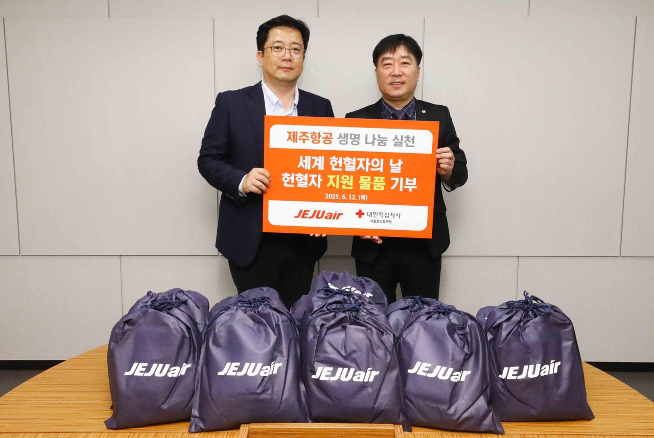 김정제(왼쪽) 제주항공 산업안전보건팀장이 12일 서울 강서구에 위치한 제주항공 서울지사에서 정노식 대한적십자사 서울중앙혈액원 헌혈개발팀장에게 3x3 토토사이트 지원 물품을 전달한 뒤 기념촬영을 하고 있다. [제주항공 제공]