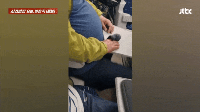 KTX  객실 안에서 다리를 수시로 흔들며 토토사이트 포인트사기 냄새를 맡는 민폐 승객의 모습이 공유돼 시청자들을 경악케 했다.  [JTBC ‘사건반장’ 갈무리]