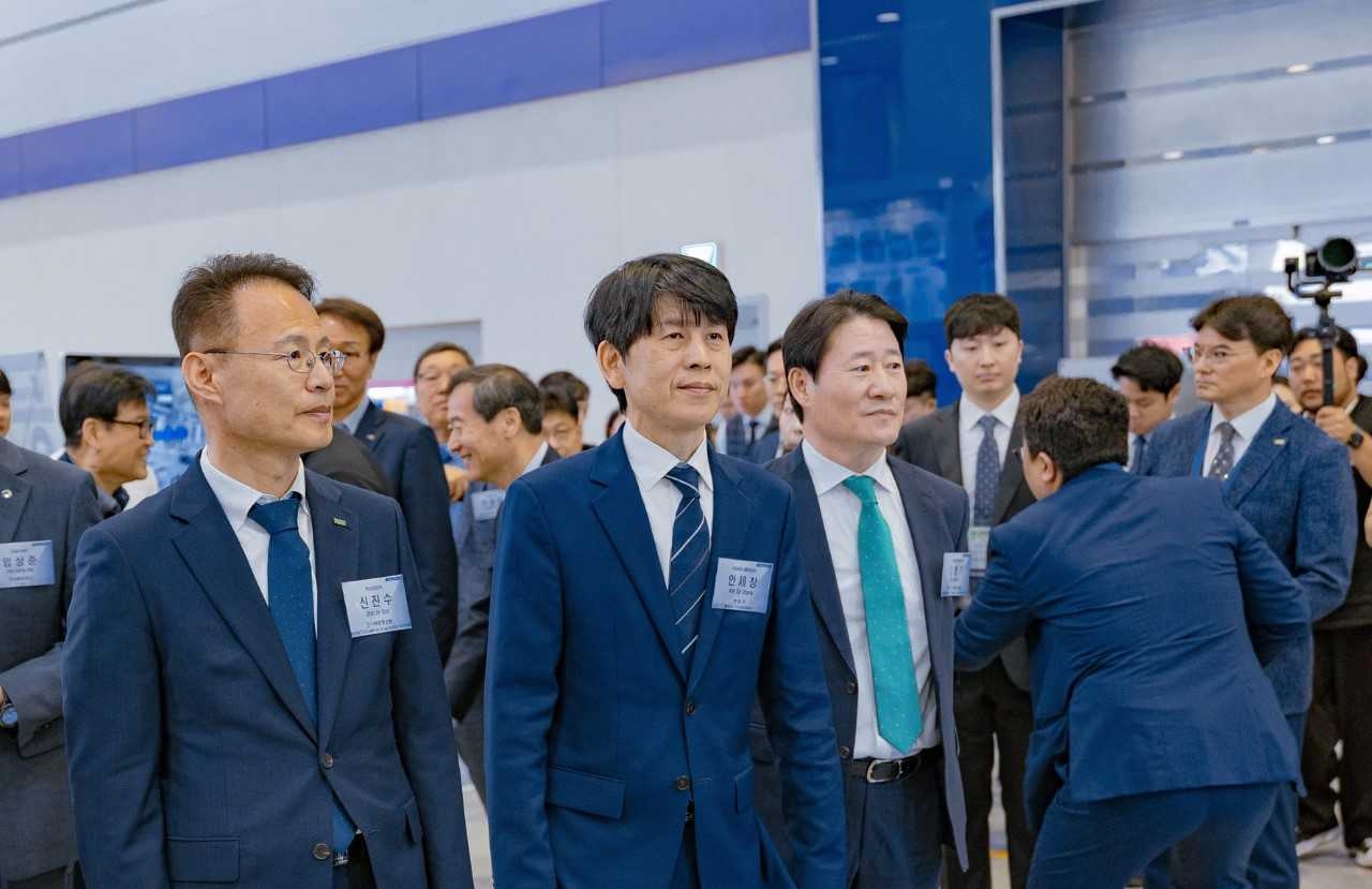 Ahn Se-chang (second from left), deputy minister of climate change and carbon neutral policy at the Ministry of Environment, attends the opening ceremony of ENVEX 2025 at Coex in southern Seoul on Wednesday. (Ministry of Environment)