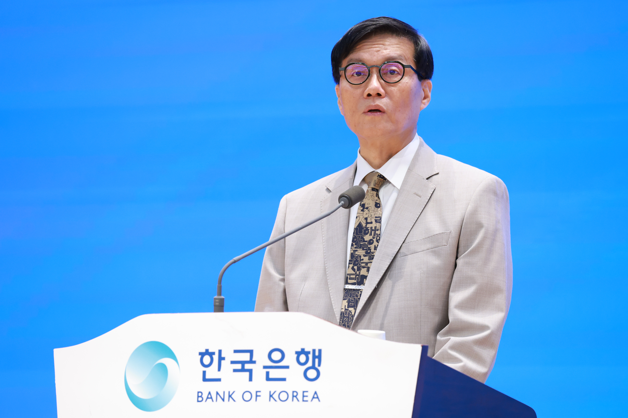 이창용 한국은행 총재가 12일 새 정부를 향해 웹툰사이트 토토사이트 통합과 실용에 기반한 경제 성장, 명확한 구조개혁을 주문했다. 기준금리는 인하 기조를 이어갈 것이라고 밝혔다. 이 총재가 이날 서울 중구 한은에서 열린 창립 제75주년 기념식에서 발언하고 있다.  [한국은행 제공]