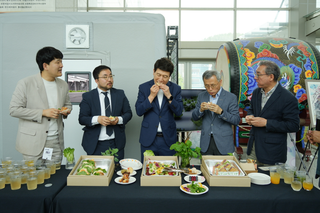 이강덕 시장(가운데)이 인도어팜 수확 채소를 활용해 만든 샌드위치를 맛보고 있다. [포항시 제공]