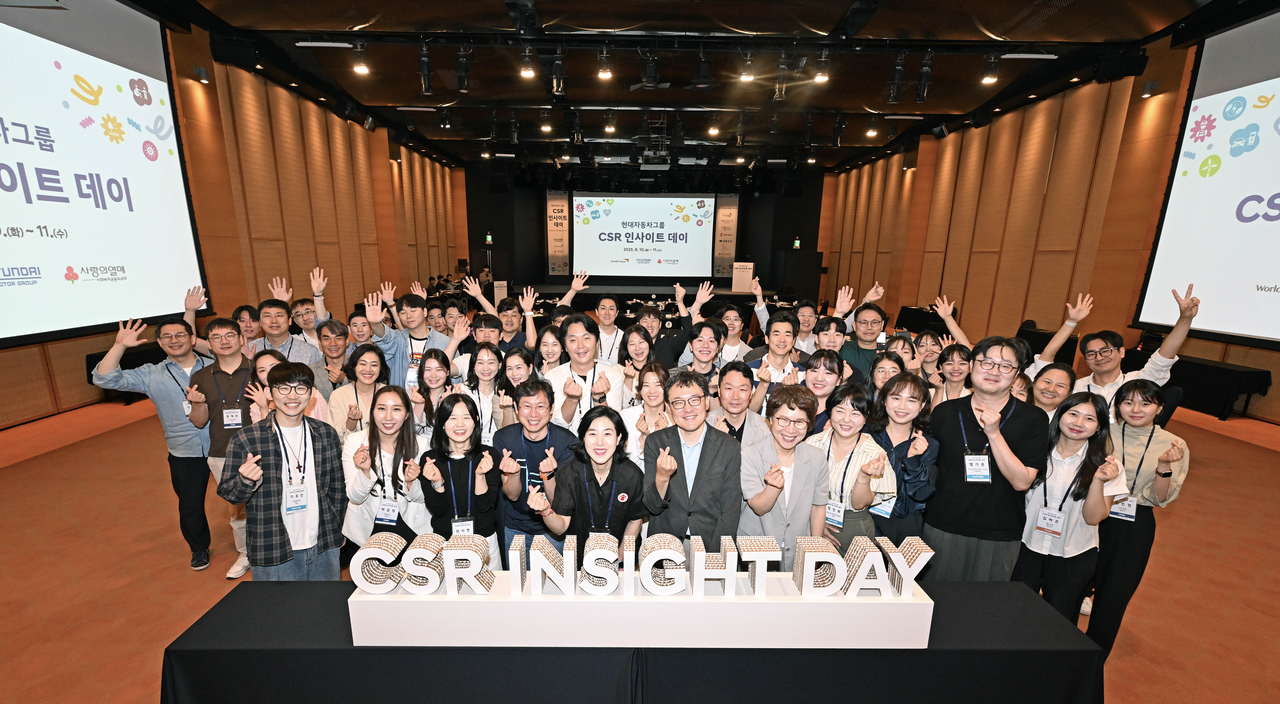 ‘CSR 인사이트 데이’에 참석한 현대차사설 토토사이트 CSR 담당자 및 외부 파트너 기관 관계자들이 기념 사진을 촬영하고 있다. [현대차사설 토토사이트 제공]