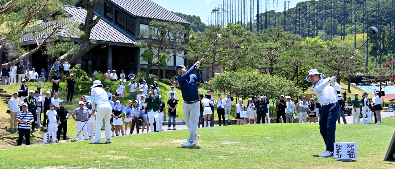 Herald Media Group Chairman Jung Won-ju (center) takes a tee shot during a charity golf tournament held at Serenity Country Club in Cheongju, North Chungcheong Province, Wednesday. (Im Se-jun/The Korea Herald)
