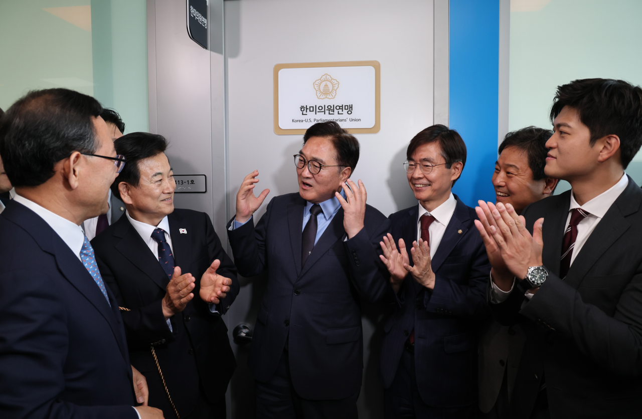National Assembly Speaker Woo Won-shik (third from left) and member lawmakers of the Korea-US Parliamentarians' Union hold a signboard hanging ceremony Thursday. Democratic Party of Korea Rep. Chung Dong-young (second from left) and People Power Party Rep. Cho Kyung-tae (third from right) serve as co-presidents of the Korea chapter of the union that launched in March. Im Se-jun/The Korea Herald