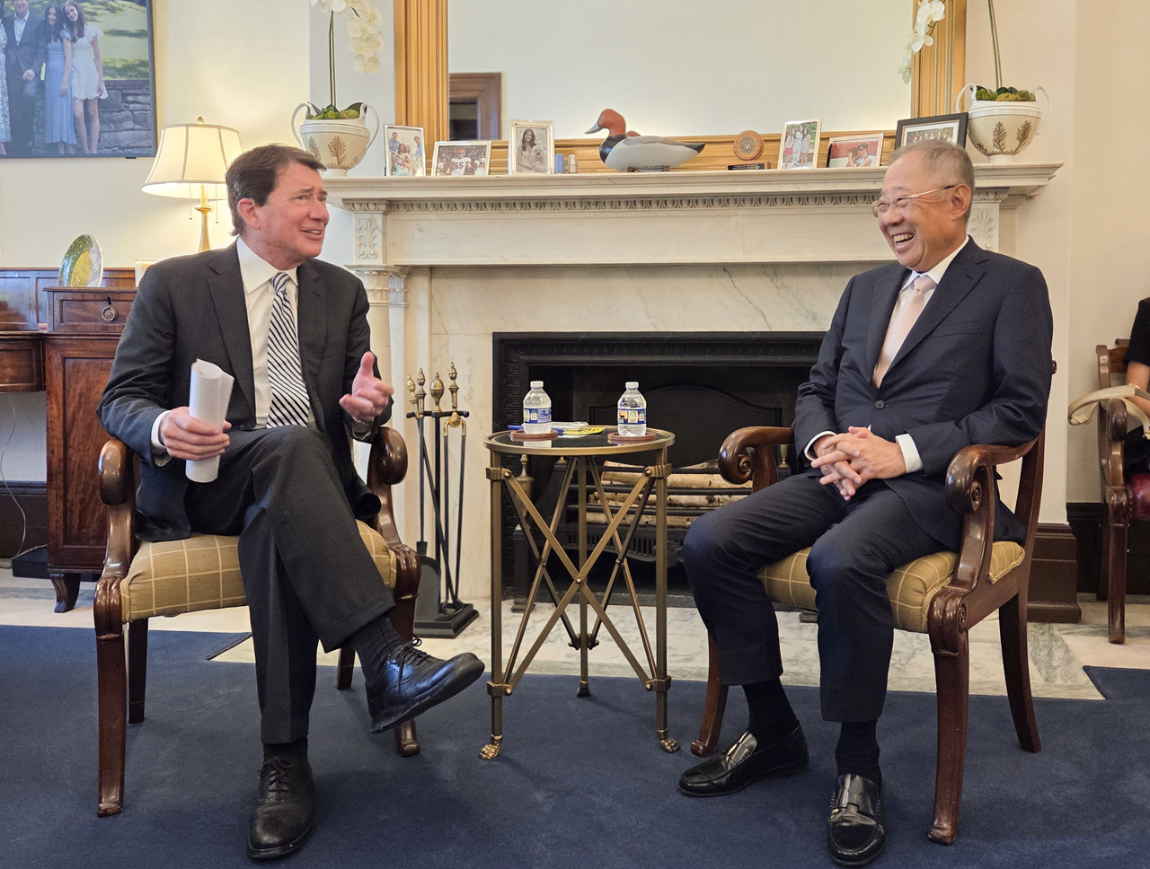 FKI Chairman Ryu Jin meets US Senator Bill Hagerty to discuss ways to further strengthen the economic partnership between Korea and the US in Washington, Wednesday. (FKI)