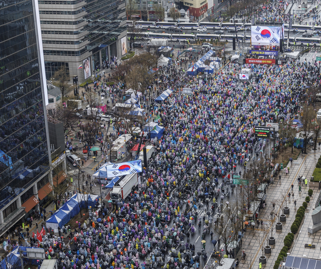 보수단체들이 서울 광화문 광장에서 시위를 벌이고 있다. [연합]