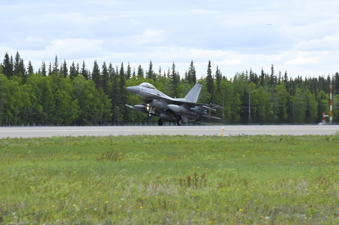 A KF-16 fighter jet lands at Eielson Air Force Base in Alaska, in this photo provided by the Air Force, dated June 5. (Yonhap)