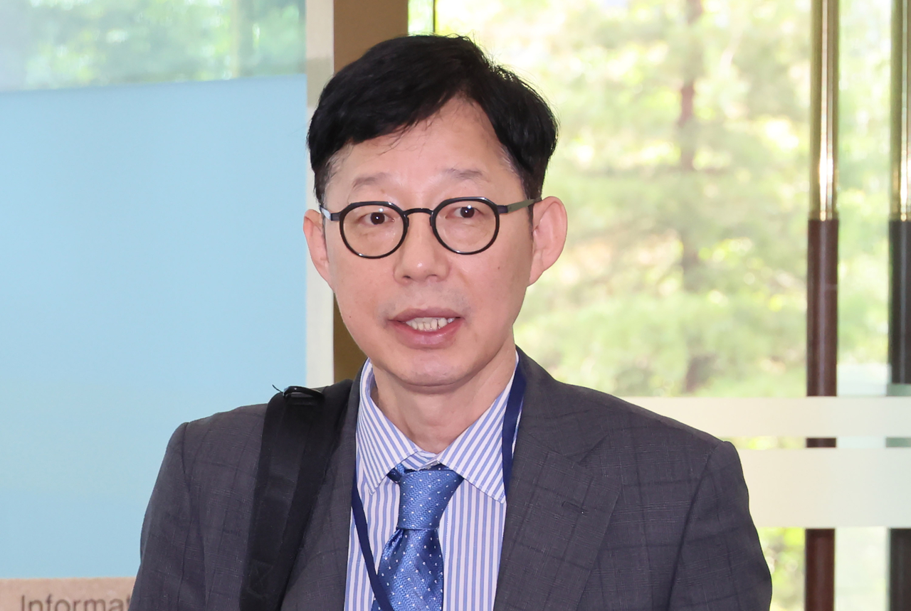박윤주 신임 토토사이트 토토사이트가입 안시켜줌 1차관이 지난 11일 서울 종로구 토토사이트 토토사이트가입 안시켜줌 청사로 첫 출근을 하고 있다. [연합]