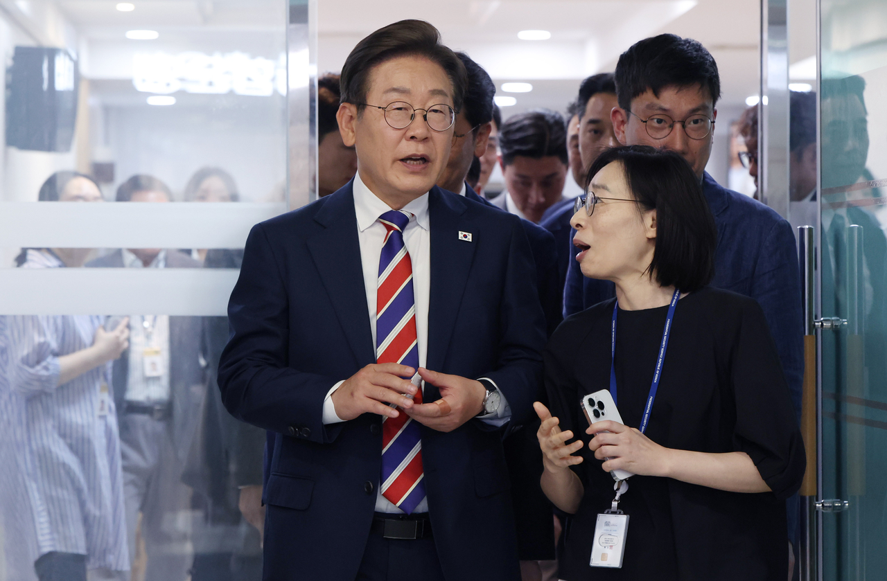 이재명 토토사이트 매입이 11일 서울 용산 토토사이트 매입실 기자식당에서 출입기자들과 점심식사 후 나오고 있다. [연합]