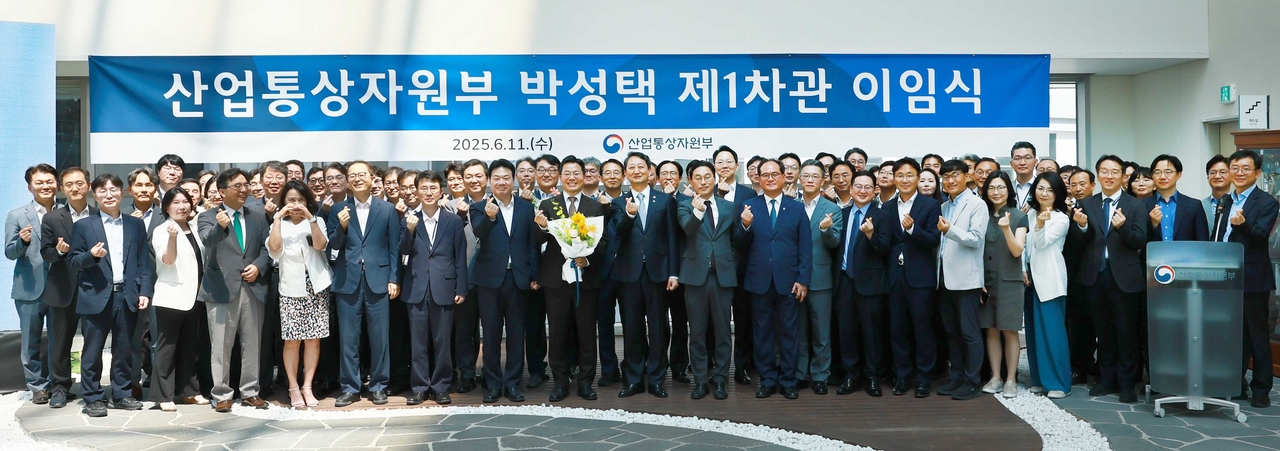 박성택 산업통상자원부 제1sky 토토사이트이 11일 정부세종청사에서 열린 이임식을 마친 후 안덕근 산업통상자원부 장관 등 직원들과 기념 촬영하고 있다.  [산업통상자원부 제공]