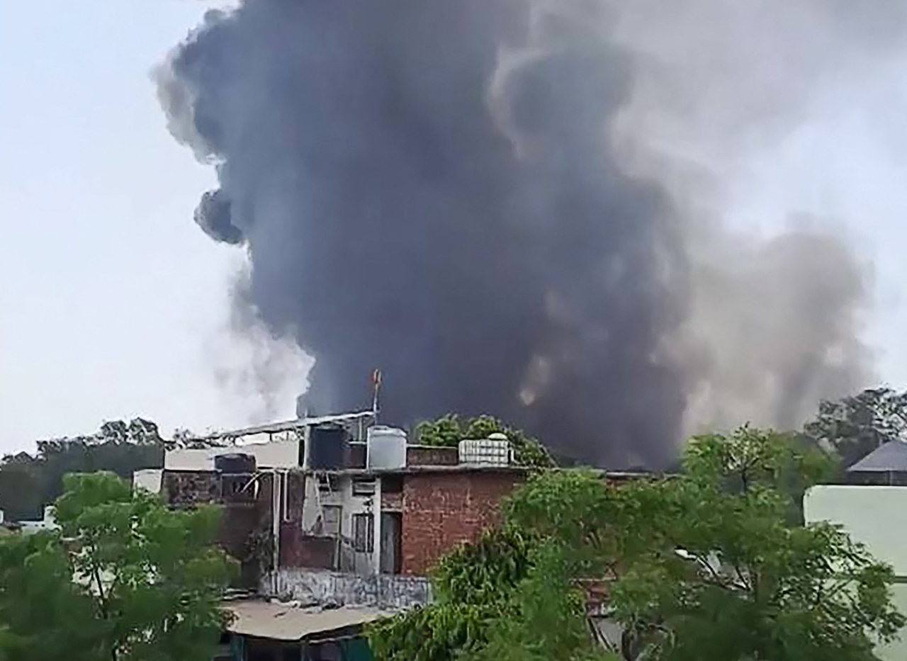 This frame grab from a video by @ashlovetea on June 12, 2025 made available on the Eurovision Social Newswire (ESN) platform via AFPTV shows a plume of smoke rising after Air India flight 171 crashed near the airport in Ahmedabad. The London-bound passenger plane crashed on June 12 in India's western city of Ahmedabad with 242 on board, aviation officials said in what the airline called a "tragic accident". (Photo by @ashlovetea / various sources / AFP-Yonhap）