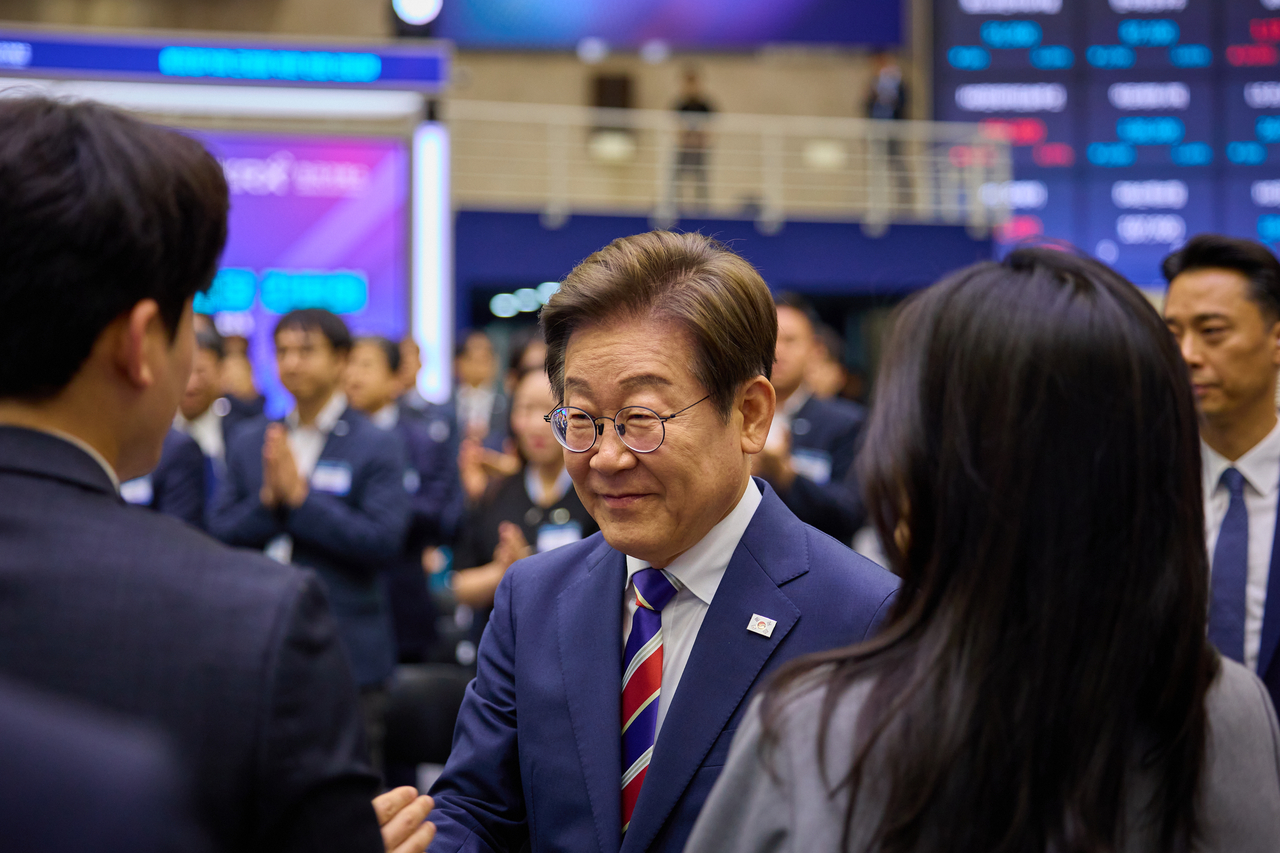 퍼스타 토토실은 이재명 퍼스타 토토이 11일 서울 영등포구 한국거래소에서 열린 주식시장 불공정거래 근절을 위한 현장 간담회에 참석한 모습을 12일 SNS에 공개했다. [연합]