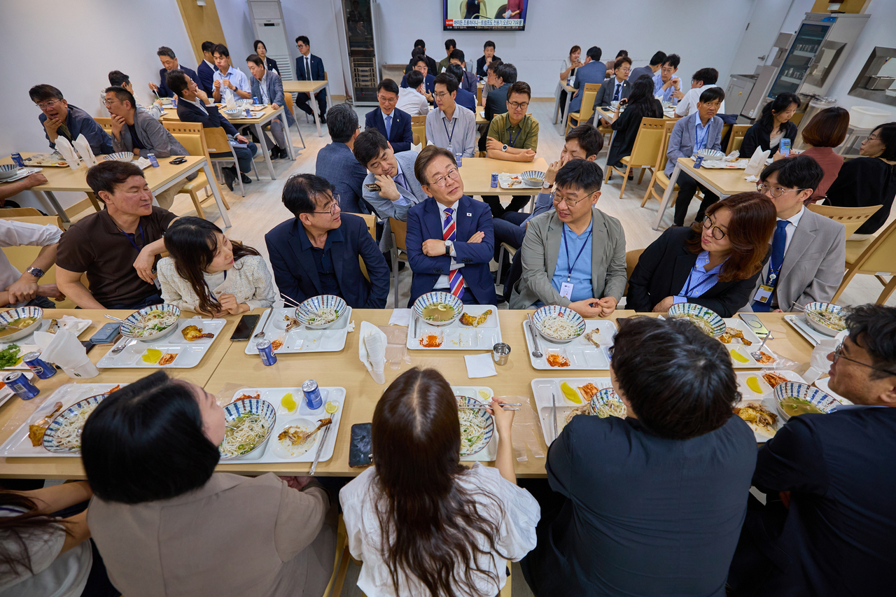 토토사이트 매입실은 이재명 토토사이트 매입이 11일 서울 용산 토토사이트 매입실 기자식당에서 출입기자들과 점심식사를 하며 대화하는 모습을 12일 SNS에 공개했다. [이재명 토토사이트 매입 SNS]