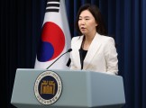 대통령실에 남은 ‘尹 정부 어공’ 80여명…업무 차질에 파견 직원 쓰러지기도 [이런정치]