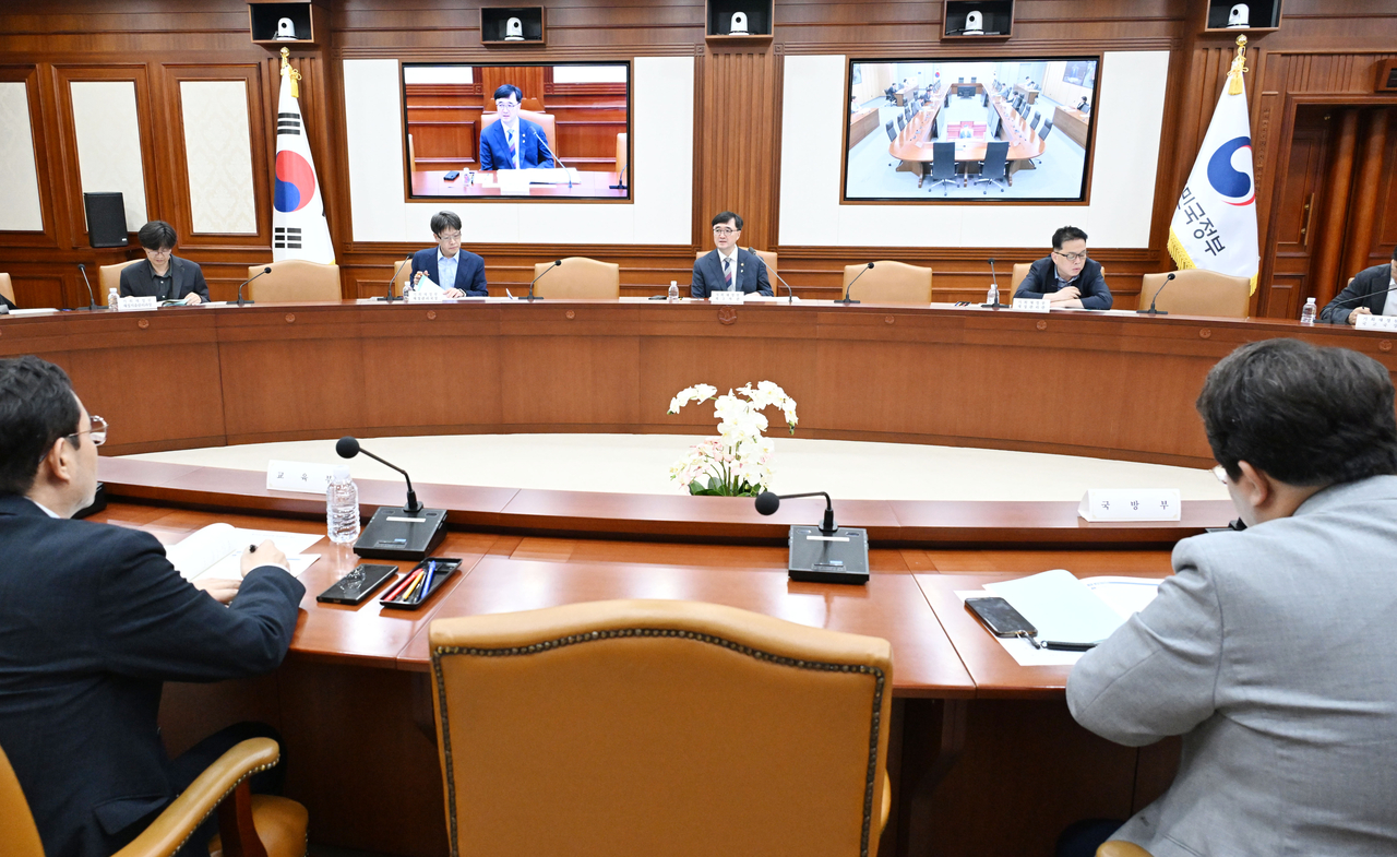 임기근 기획재정부 2차관이 12일 정부서울청사에서 열린 ‘제16차 재정토토사이트 확인 점검회의’를 주재하고 있다. [연합]