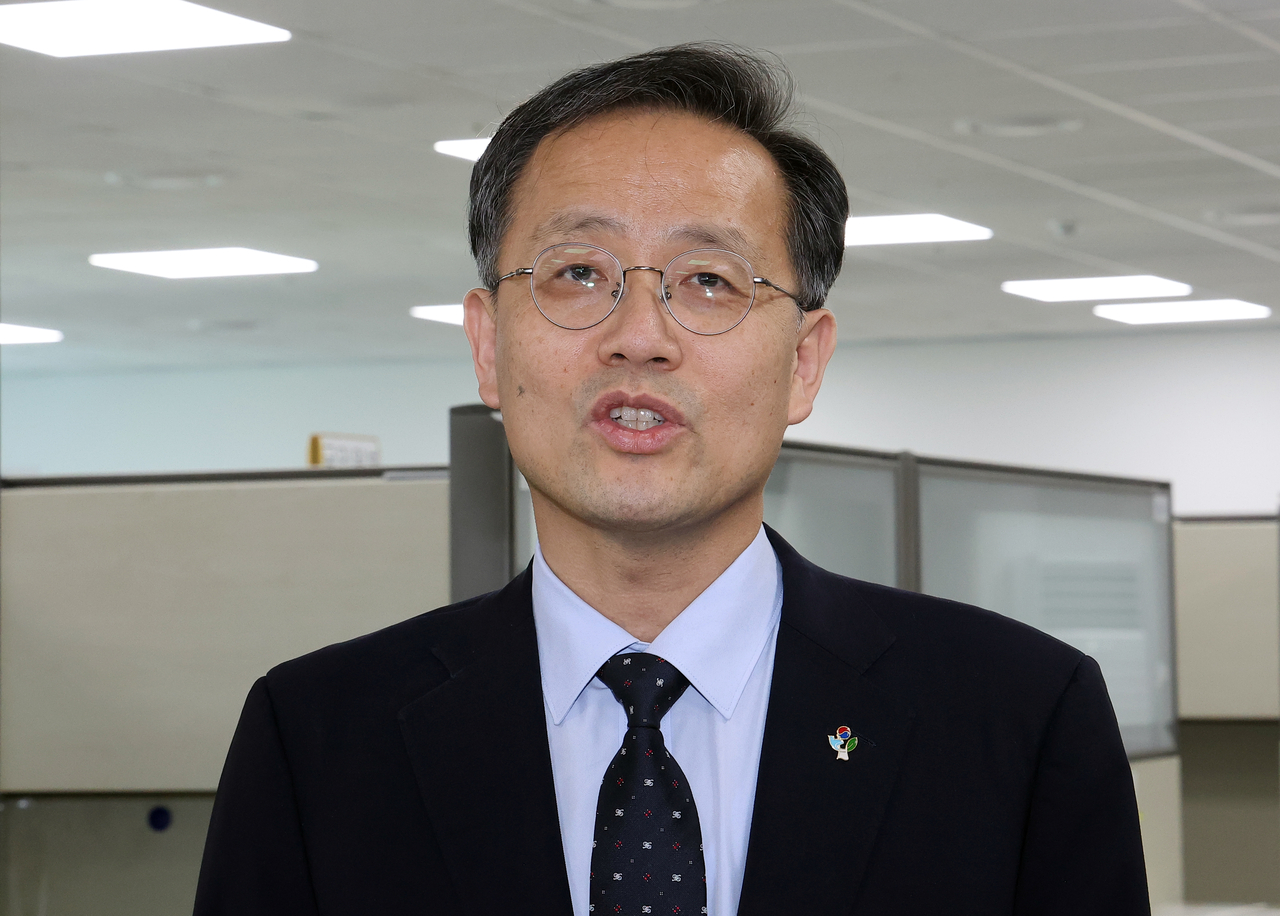 이형일 기획재정부 1차관이 12일 정부세종청사 기재부 기자실을 찾아 출입 기자들과 얘기를 나누고 있다. [연합]