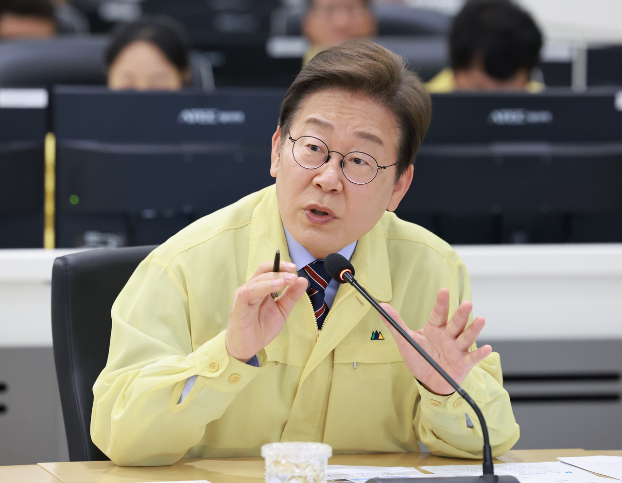 이재명 토토사이트 모멘트이 12일 서울 서초구 한강홍수통제소에서 수해(장마) 대비 현장 점검 회의를 주재하고 있다. [연합]