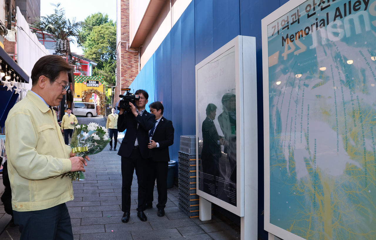 President Lee Jae-myung (2nd from L) visits the site of 2022 crowd crush in Itaewon district of central Seoul on June 12, 2025. (Yonhap)