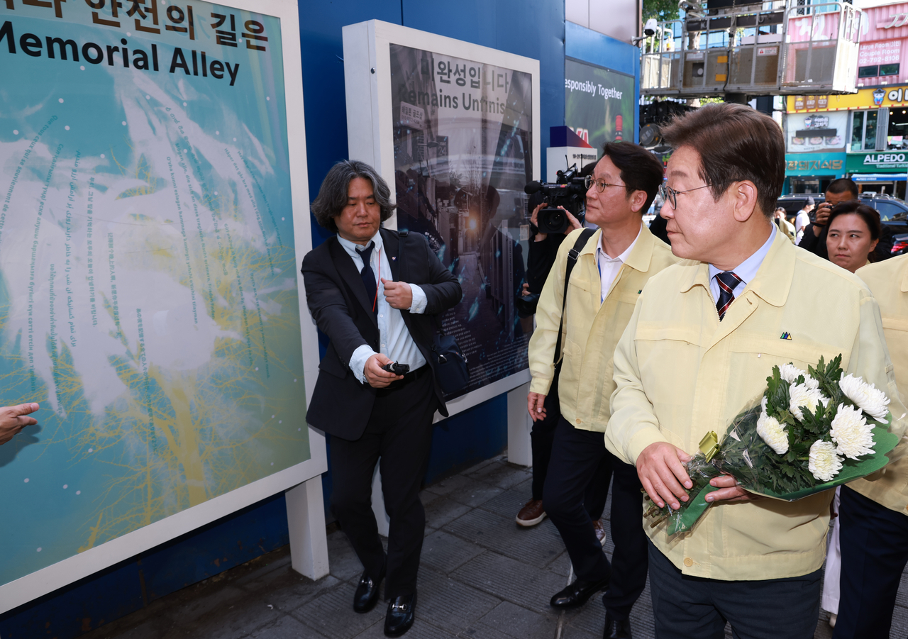 이재명 아바 토토사이트이 12일 서울 용산구 이태원 참사 현장 ‘10·29 기억과 안전의 길’에서 헌화를 위해 이동하고 있다. [연합]